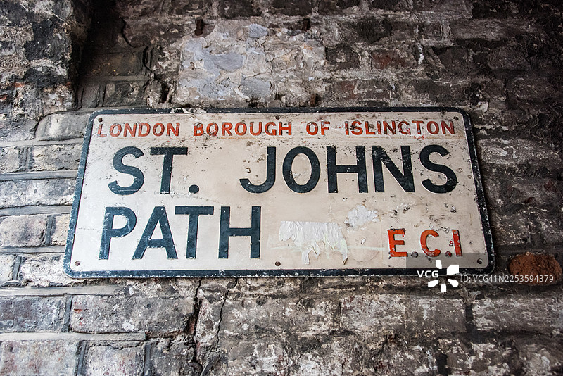 石头墙上饱经风霜的圣约翰小路珐琅招牌图片素材