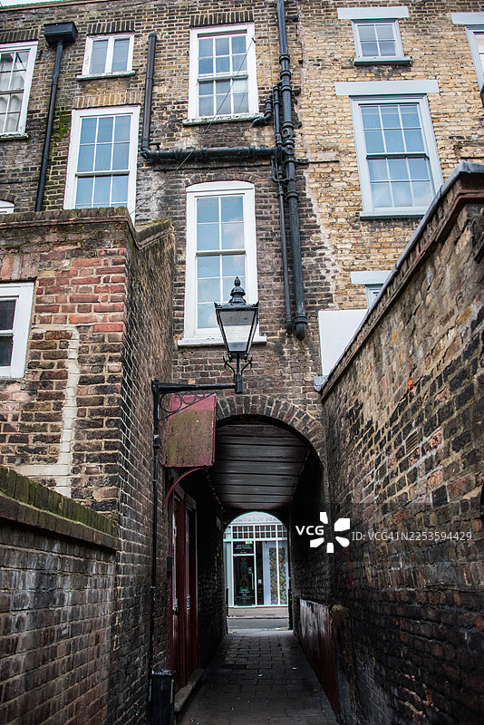 圣约翰广场附近的传统砖砌建筑和狭窄小径图片素材