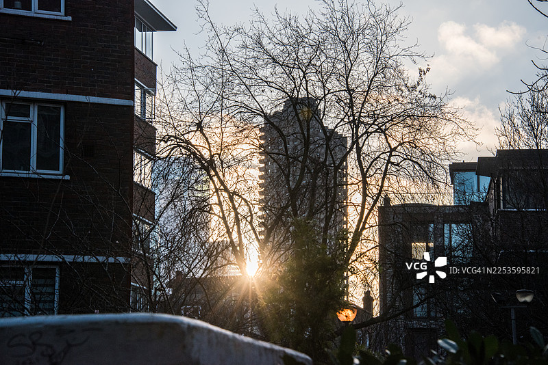 冬季日出时巴比肯塔的剪影图片素材