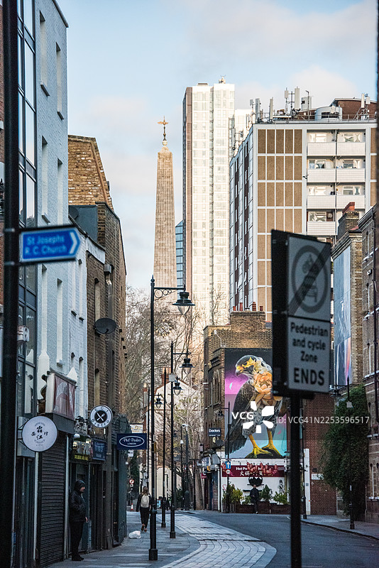 圣卢克教堂尖顶和金巷地产高塔图片素材