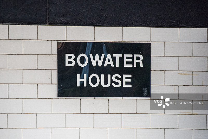 瓷砖外墙上的鲍特豪斯（Bowater House）招牌图片素材