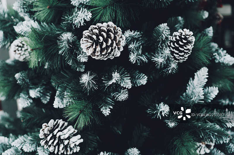 装饰精美的圣诞树特写，节日快乐，圣诞装饰图片素材