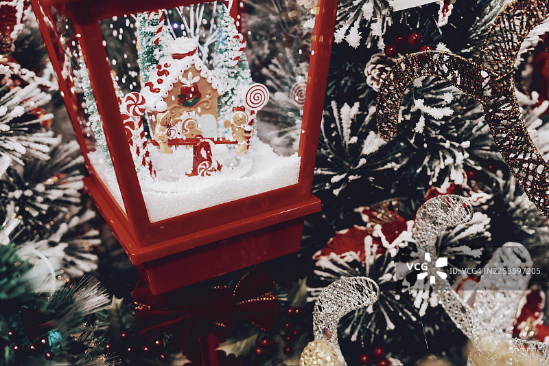 装饰精美的圣诞树特写，节日快乐，圣诞装饰图片素材