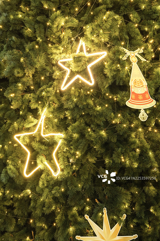 装饰精美的圣诞树特写，节日快乐，圣诞装饰图片素材