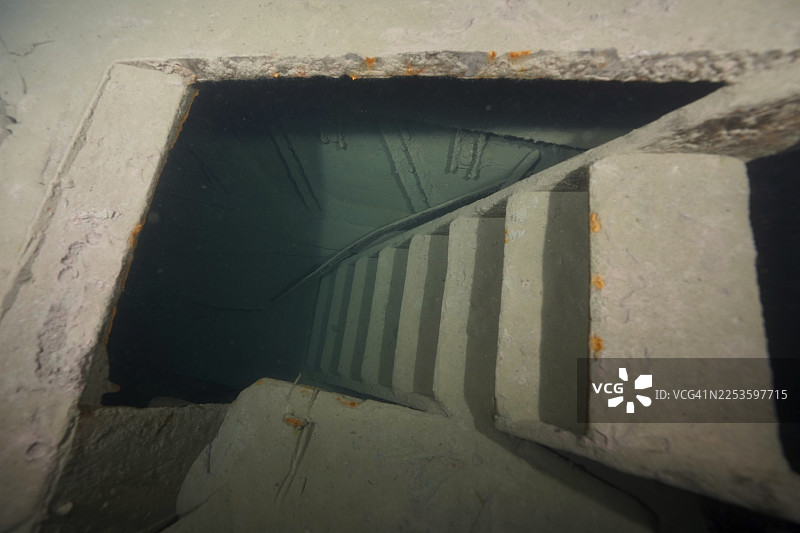 莱迪号沉船的楼梯,莱迪号残骸,莱迪号货船,夜间在瓦伦湖拍摄的大宗货物货船。潜水点坎策利,莫尔斯,圣加仑州,瑞士图片素材