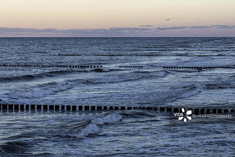 海水中的渔船,傍晚的光线,兴斯特,菲施兰-达尔斯-兴斯特,波罗的海泻湖区国家公园,梅克伦堡-前波美拉尼亚,德国图片素材