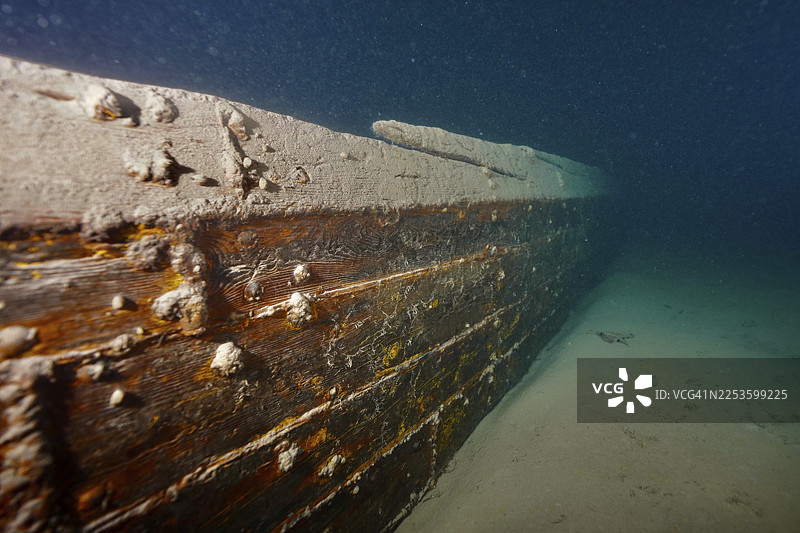 莱迪沉船,莱迪号货船残骸,用于大规模运输的货船,夜间在瓦伦湖拍摄的散货船。潜水点坎泽利,莫尔斯,圣加仑州,瑞士图片素材