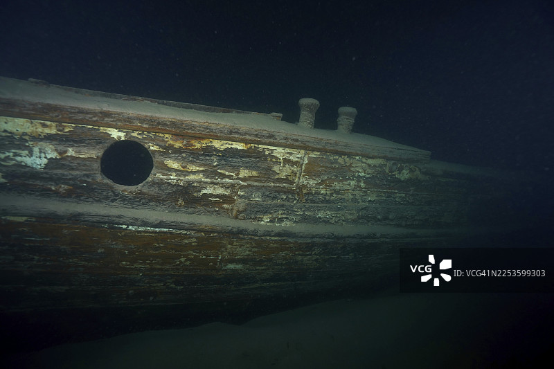 莱迪号残骸，一艘莱迪号船只的残骸，用于散货运输的货船，夜间在瓦伦湖拍摄。潜水点坎策利，莫尔斯，圣加仑州，瑞士图片素材