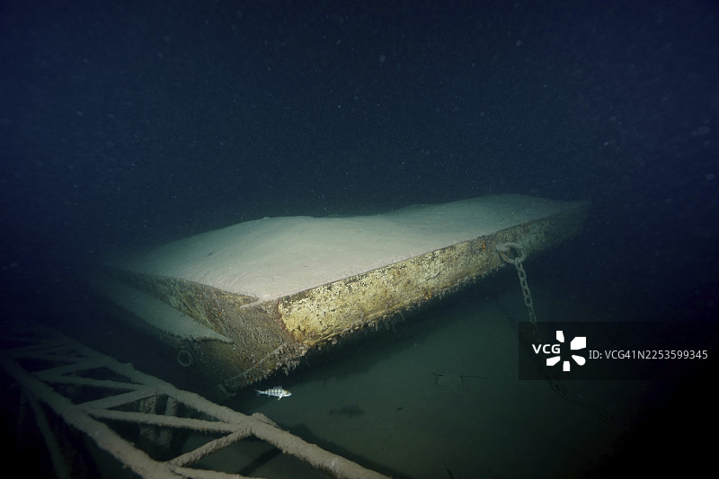 莱迪沉船，一艘莱迪号货船的残骸，用于散货运输的货船，夜间在瓦伦湖拍摄。潜水点坎策利，莫尔斯，圣加仑州，瑞士图片素材