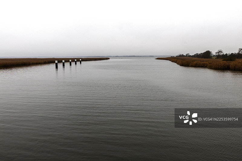 德国梅克伦堡-前波美拉尼亚州西部波美拉尼亚泻湖区国家公园，菲施兰-达斯-辛格特，位于迈宁根桥附近的潟湖区域图片素材