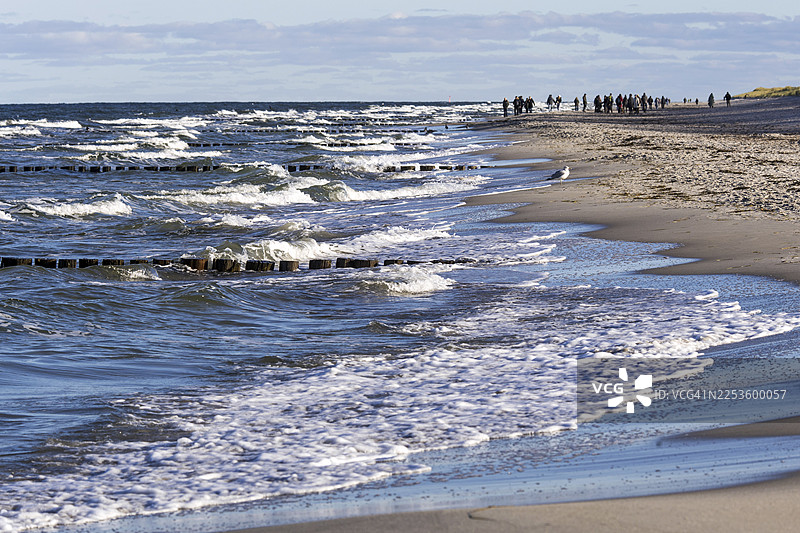 德国梅克伦堡-前波美拉尼亚州菲施兰-达尔斯-辛兹的辛兹海滩上的海浪，菲施兰-达尔斯-辛兹，前波美拉尼亚西部国家公园图片素材