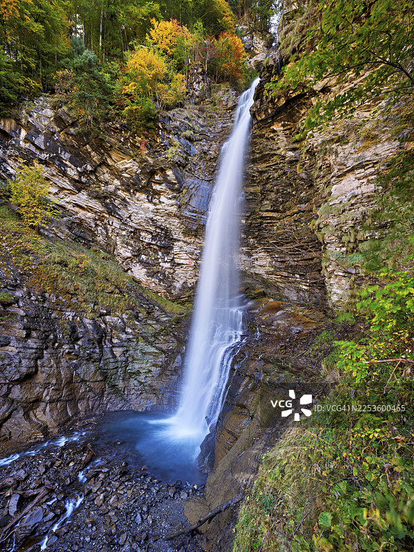 秋日色彩的迪斯河瀑布，格拉鲁斯州林塔尔克劳森山口，瑞士图片素材
