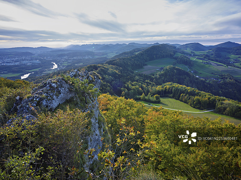 从吉斯利夫吕埃（Gisliflue）眺望秋季森林，背后是汝拉山麓，塔尔海姆，阿尔高州，瑞士图片素材