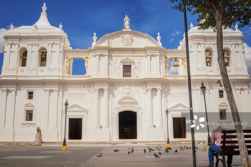 尼加拉瓜莱昂大教堂，殖民时期大教堂，蔚蓝天空下的教堂景观。尼加拉瓜莱昂，2023年4月12日，星期三图片素材