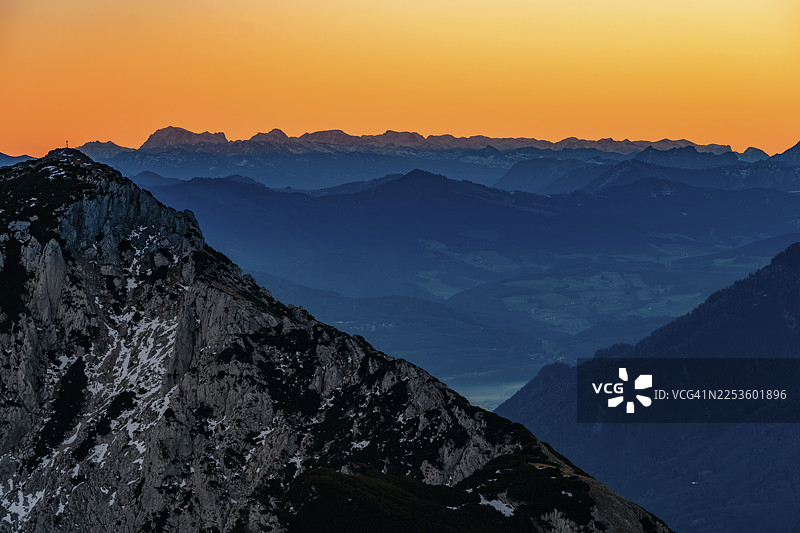 黎明时分，远眺群山剪影，前景为霍赫施塔芬山、茨维泽尔山、巴特赖兴哈尔、贝希特斯加登地区、上巴伐利亚、巴伐利亚、德国图片素材
