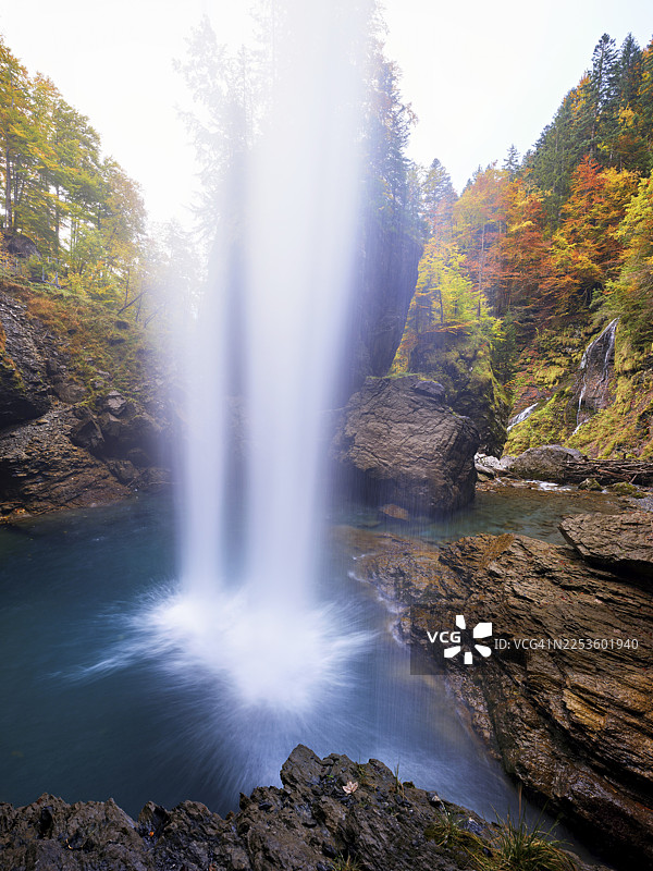 秋季色彩的山间瀑布，林塔尔，克劳森山口，格拉鲁斯州，瑞士图片素材