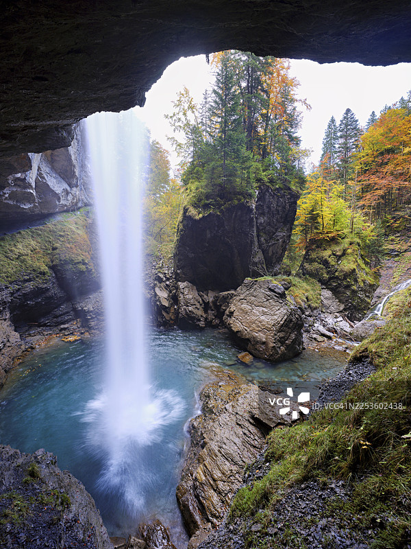 秋季色彩的山间瀑布，林塔尔，克劳森山口，格拉鲁斯州，瑞士图片素材