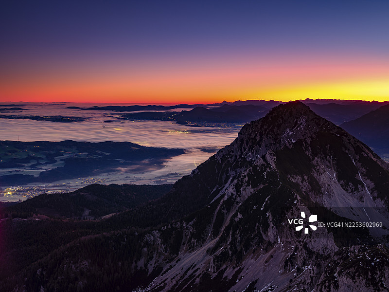 黎明时分，山间云雾缭绕的萨尔茨堡景观，远眺霍赫施陶芬山、茨维泽尔山、巴特赖兴哈尔，位于德国巴伐利亚州上巴伐利亚地区。图片素材