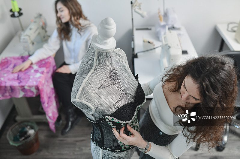 裁缝工作室团队正在制作手工时装图片素材