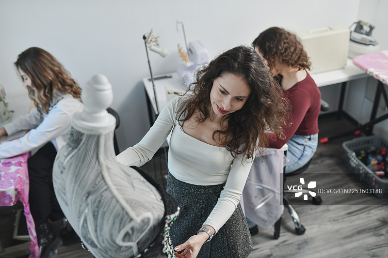 工作室团队定制晚礼服的工作流程图片素材