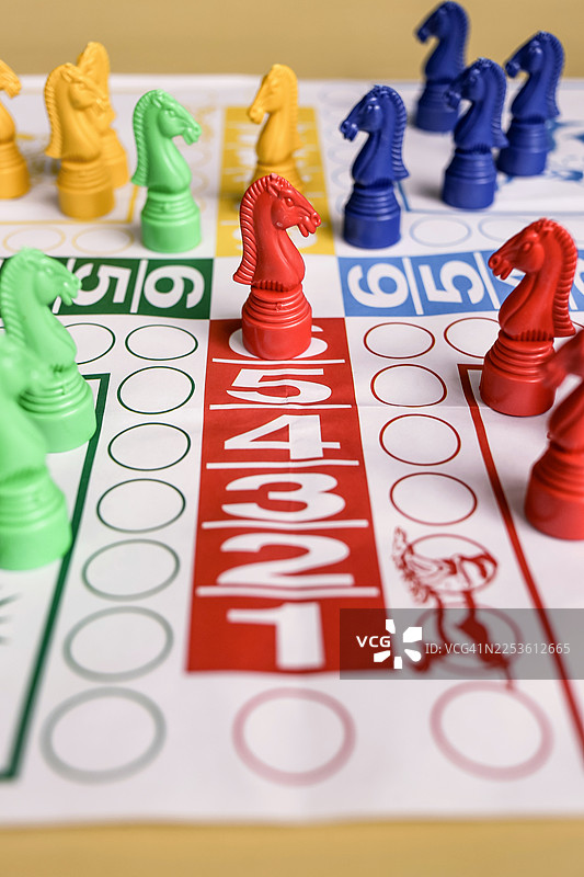 越南传统赛马或海马棋盘游戏图片素材