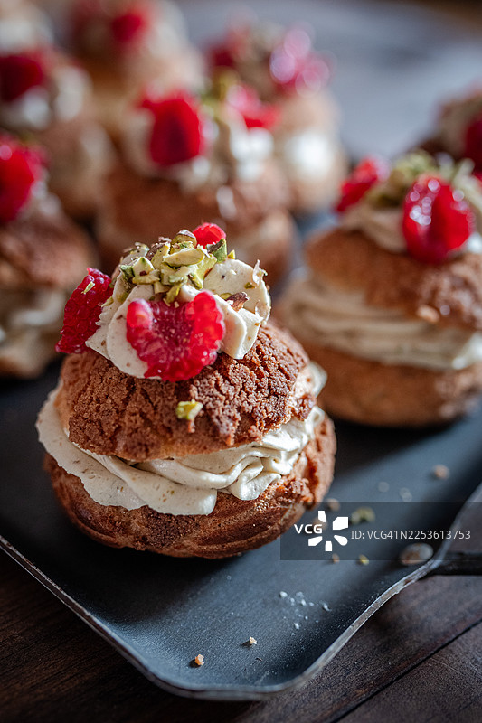 开心果奶油泡芙配覆盆子酱图片素材