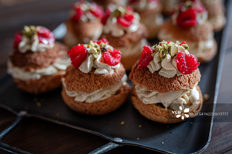 开心果奶油泡芙配覆盆子酱图片素材