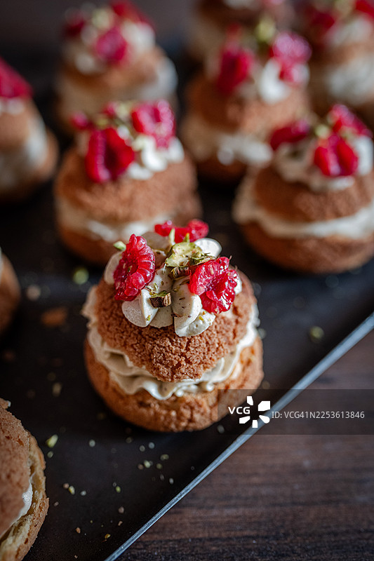 开心果奶油泡芙配覆盆子酱图片素材