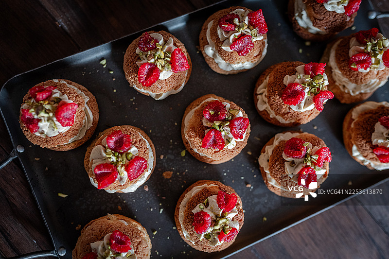 开心果奶油泡芙配覆盆子酱图片素材
