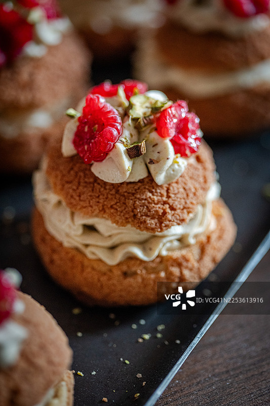 开心果奶油泡芙配覆盆子酱图片素材