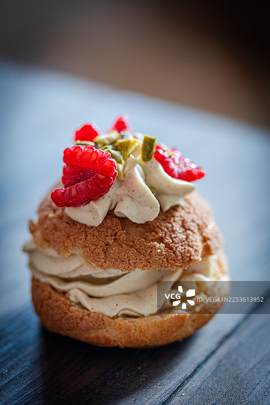 开心果奶油泡芙配覆盆子酱图片素材