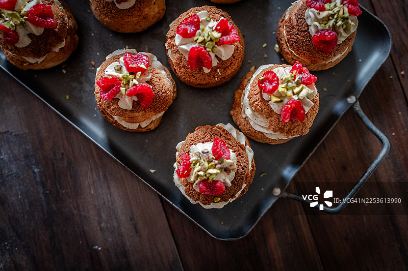 开心果奶油泡芙配覆盆子酱图片素材