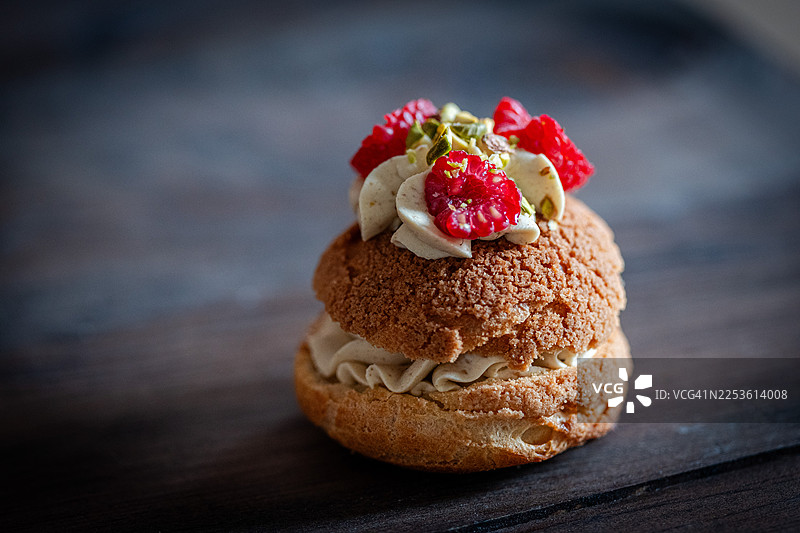 开心果奶油泡芙配覆盆子酱图片素材