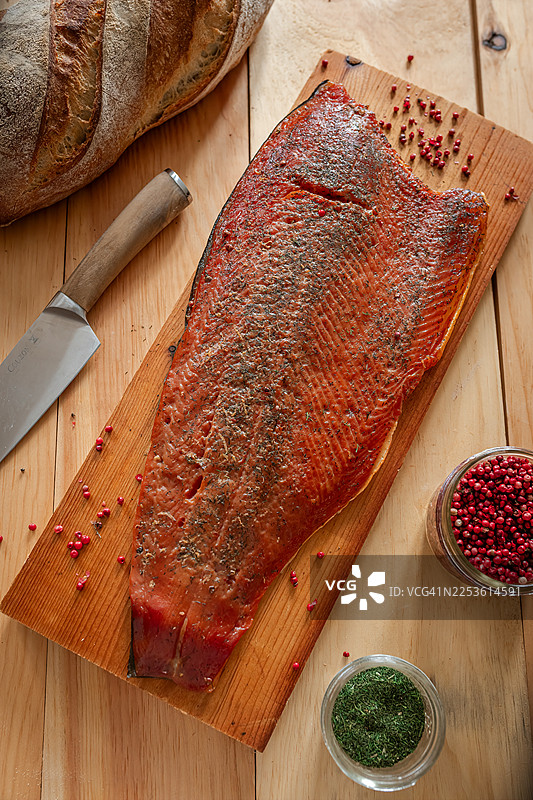 木板上的自制烟熏三文鱼排图片素材