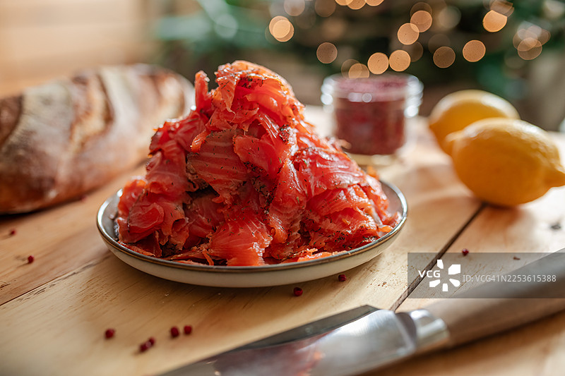 盘子里薄切的自制烟熏三文鱼侧视图图片素材