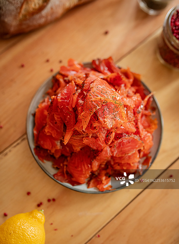 自家烟熏三文鱼薄片俯视镜头图片素材