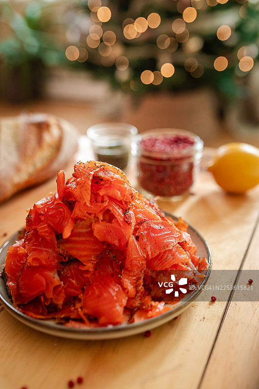盘中自制烟熏三文鱼薄片侧视图图片素材