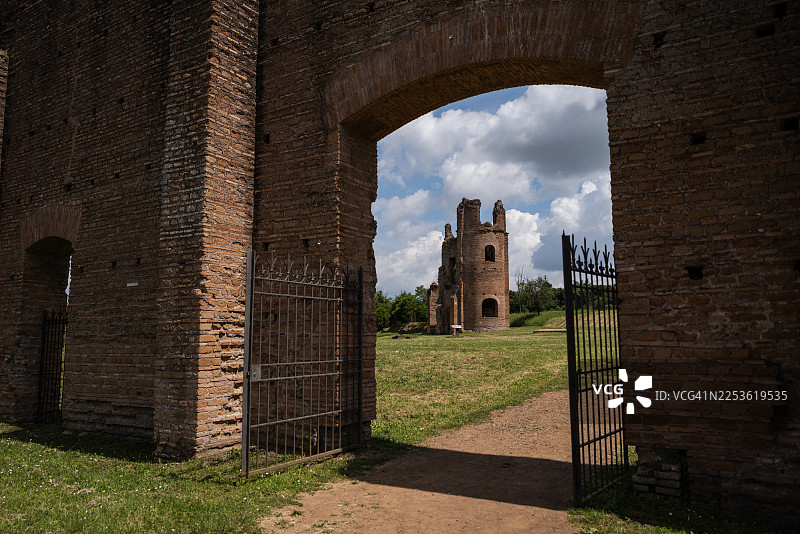 罗马阿皮亚古道上的马克森提乌斯马戏团遗址和罗马之子陵墓图片素材
