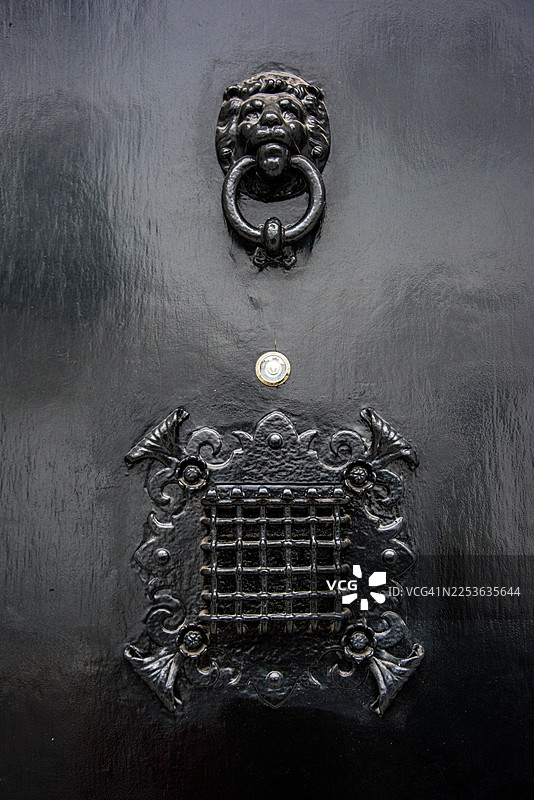 切尔西门上的狮子头门敲和铁栅栏图片素材