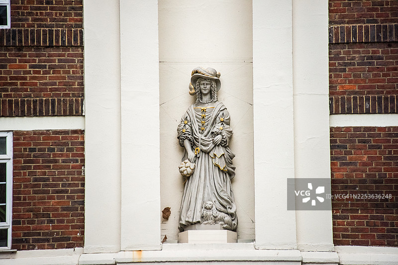 埃莉诺·内尔·格温雕像位于建筑入口上方图片素材