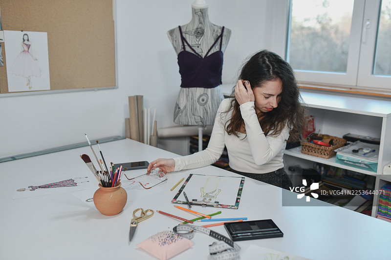 时尚设计师专注于品牌开发的草图图片素材