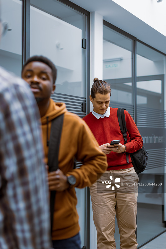 忙碌的学生在走廊里图片素材