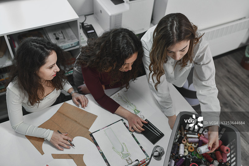 明亮的影棚顶视场景，突出规划与草图绘制过程图片素材