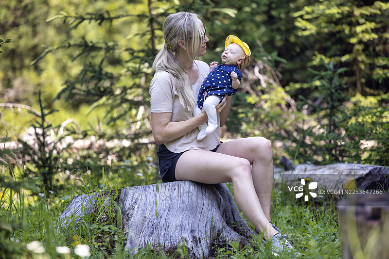 一位母亲和她刚出生的女婴在自然环境中图片素材