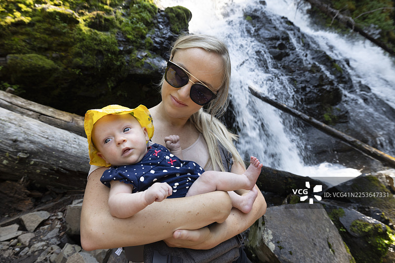 一位母亲与她的女婴在自然环境中图片素材