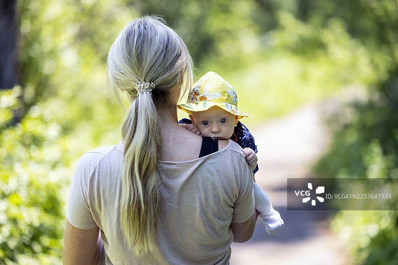 一位母亲抱着她刚出生的女婴在大自然中图片素材