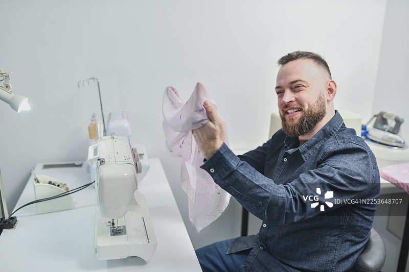 留着胡子的设计师在创意工作室里将面料创意变为现实图片素材