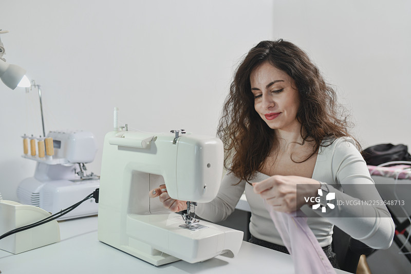 创意工作室场景，一位女性将面料创意变为现实图片素材