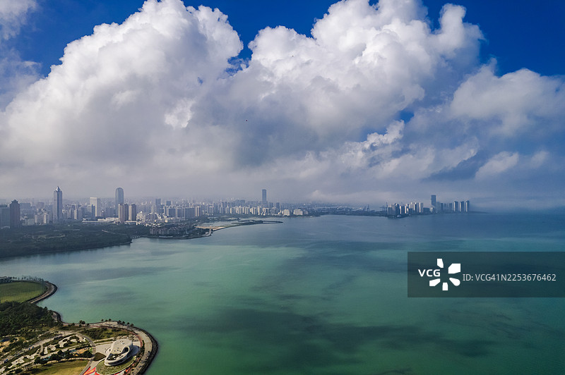 俯瞰海口这座现代化海滨城市的美景图片素材