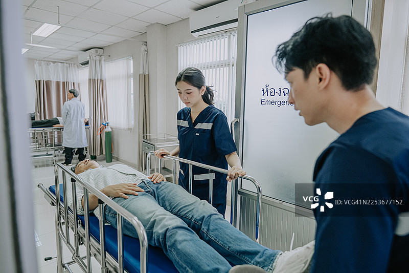 亚洲护士和亚洲医务人员用担架将一名亚洲男性患者运往急诊室图片素材